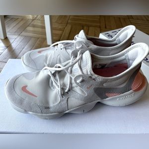 Nike Women's Shoe Light Gray Peach Free RN 5.0 Sneaker